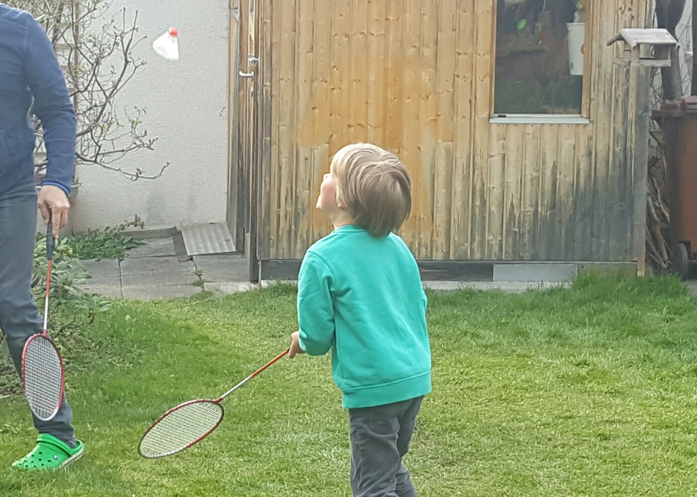 Kinder im Garten spielen lassen